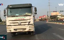Xe bồn húc xe 7 chỗ lao sang bên kia đường