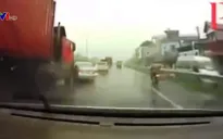 Tai nạn vì đi vào điểm mù của xe container