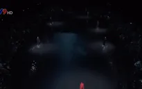 Show diễn thời trang khán giả không nhìn rõ người mẫu