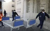 Vùng tâm dịch Lombardia, Italy tạm ngừng xây dựng bệnh viện dã chiến do thiếu y bác sĩ