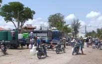 Những tài xế chở nước về vùng hạn Tiền Giang