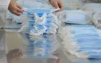 Mỹ: Nhân viên y tế tự làm khẩu trang