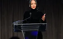 Rihanna ủng hộ 5 triệu USD cho những nhân viên y tế ở tuyến đầu trong cuộc chiến chống COVID-19