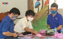 Thanh niên Cần Thơ may tặng khẩu trang cho người dân phòng COVID-19