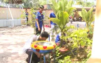 Lắp bồn rửa tay cho trường học từ vật dụng tái chế