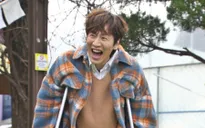 Lee Kwang Soo chống nạng trở lại với Running Man