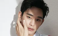 Lâu lâu tung ảnh, Kim Soo Hyun vẫn điển trai hút mắt fan