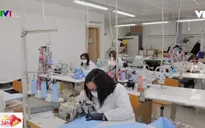 Hàng loạt hãng thời trang chuyển sang sản xuất khẩu trang