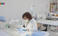 Các hãng thời trang cao cấp sản xuất khẩu trang, dung dịch rửa tay chống COVID-19