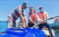 Vùng 5 Hải quân cấp nước ngọt cho người dân đảo Hòn Chuối