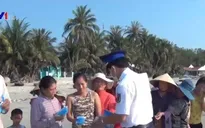 Phát khẩu trang và nước rửa tay miễn phí cho người dân Tiền Giang