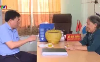 Cụ bà gần 80 tuổi ủng hộ tiền chống COVID-19