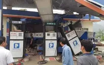 Lai Châu: Xe tải mất lái đâm sập cây xăng, 6 người thương vong