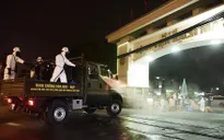 Binh chủng Hóa học phun khử trùng ổ dịch bệnh viện Bạch Mai