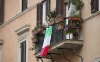 Italy treo cờ rủ tưởng niệm các nạn nhân COVID-19