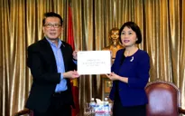 Đại sứ quán Việt Nam tại Singapore tiếp nhận 10 máy thở phục vụ phòng, chống dịch bệnh COVID-19