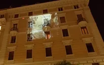 Chiếu phim trên ban công tại Italy