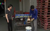 Ông lão gác việc nhà kéo xe hút đinh