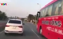 Xe cứu thương liên tục hú còi, ô tô 4 chỗ và xe khách quyết không nhường đường