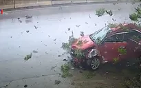 Ô tô mất lái tự gây tai nạn, lái xe bị thương nặng
