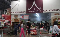 Người dân Bangkok (Thái Lan) đổ xô đi mua rượu bia trong mùa dịch bệnh