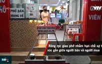 Dùng hệ thống ròng rọc bán phở duy trì khoảng cách an toàn trong dịch COVID-19
