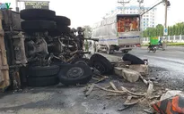 Xe ben lật ngang, bốc cháy, Quốc lộ 1A ùn tắc nhiều giờ liền