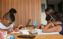 Singapore không cho phép bố mẹ gửi con cái cho ông bà