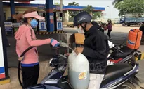 Người dân Vĩnh Long mua xăng dầu tích trữ