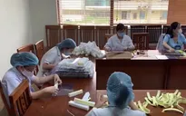 Các bác sĩ Viện Nhi Trung ương tự may mũ che mặt phòng dịch COVID-19