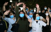 Cảm xúc vỡ òa khi Bệnh viện Bạch Mai kết thúc cách ly y tế