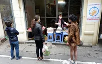 Chợ dân sinh giữa lòng phố cổ kẻ vạch giữ khoảng cách giữa người bán và người mua