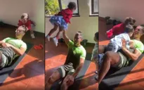 Cristiano Ronaldo vừa gập bụng vừa trông con