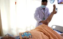 Liệt hai chân sau khi tới nhà thầy lang cắt lễ trị đau lưng