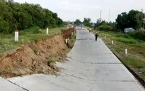 Hàng nghìn điểm sụp lún đất tại Cà Mau