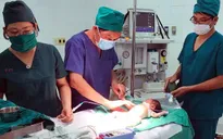 Cứu sống bé trai sơ sinh bị nhiều dị tật trong đường tiêu hóa