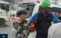 Thanh niên nghi ngáo đá đập phá xe sau khi gây tai nạn