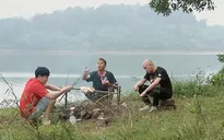 Những ngày không quên - Tập 9: Dịch bệnh đang phức tạp, Khoa - Cân - Quất lại trốn ra bờ sông ăn nhậu