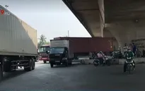 TP.HCM: Xe đầu kéo ôm cua cán 1 người tử vong