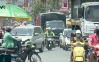 TP.HCM: Người dân lưu thông đông đúc, người bán hàng đổ ra đường