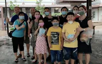 Người Việt Nam tại Singapore trao tặng miễn phí 6.600 khẩu trang