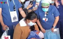 Người mẹ khỏi bệnh COVID-19 lần đầu được gặp con mới sinh