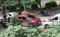 Xe dù, bến cóc, cò mồi tấp nập đưa người rời Thủ đô