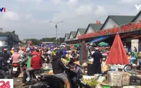 Người dân, tiểu thương chen lấn mua bán tại chợ đầu mối vùng ven TP.HCM