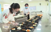 Thầy cô giáo tình nguyện nấu cơm phục vụ khu cách ly