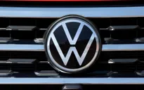 Doanh số bán ô tô toàn cầu của Volkswagen giảm gần 40% trong tháng 3