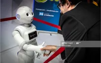Pepper - Robot nhắc nhở khoảng cách an toàn tại siêu thị