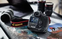 Canon dẫn đầu thị trường máy ảnh số dùng ống kính chuyển đổi
