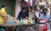 Hỗ trợ suất ăn cho người bán vé số tại TP.HCM