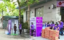 "ATM mỳ tôm" của bác sĩ và tình nguyện viên dành cho người nghèo